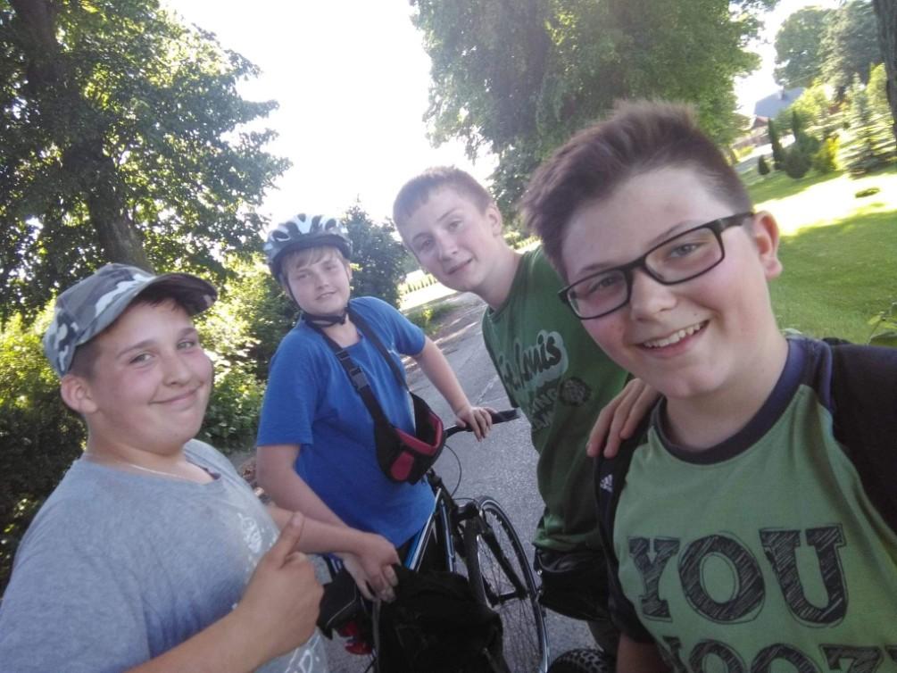 Nr 2 (48), czerwiec 2019 A ż całe dwa lata temu, we wrześniu, nasza klasa spotkała się z naszym wychowawcą - błyskawicą panią Jolantą Król. Później zastąpiła ją pani Ewa Kłos.