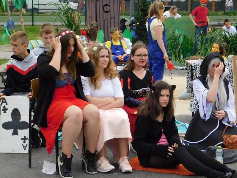 Nasze ulubione miejsce w szkole to ławki pod przybudówką, gdzie łapiemy słońce i rozmawiamy. Najbardziej narobiliśmy, gdy niestety zawsze broimy. Najłatwiej było ściągać na geografii.