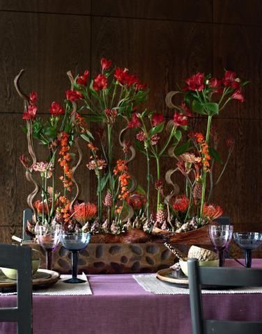 Kwiaty wykorzystane w kompozycji: Alstremeria, Euforbia, Goździk, Leucospermum, Anigozantus, Ananas ozdobny Aranżacja ta nawiązuje