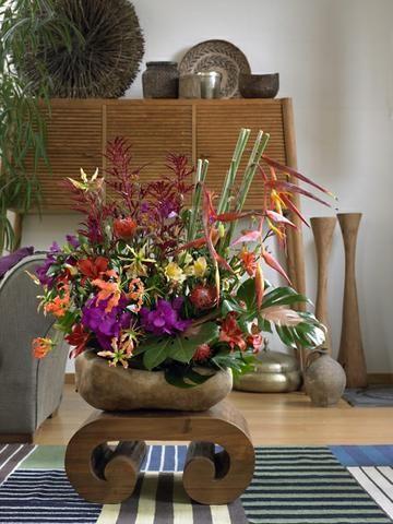 Kwiaty wykorzystane w kompozycji: Alstremeria, Leucospermum, Lilia, Bromelia, Monstera, Glorioza, Wanda, Helikonia Zimowa kompozycja