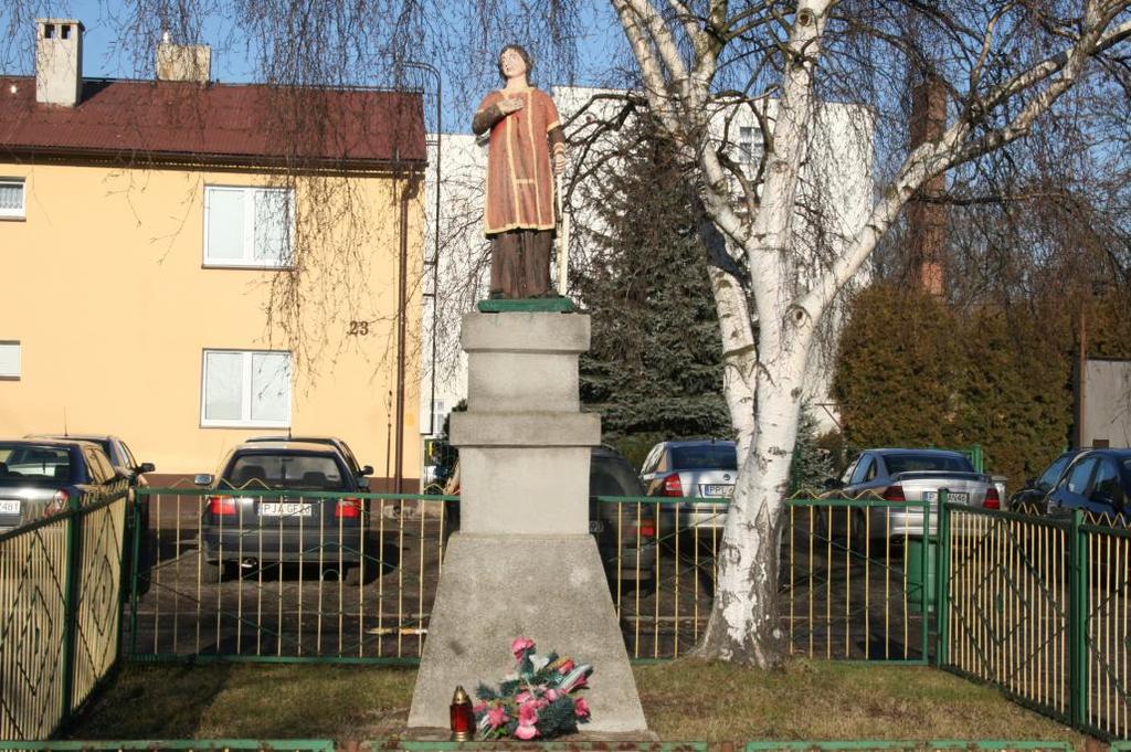 2.2.4. Zabytki architektury sakralnej i miejsca kultu religijnego Przy obrzeżu parku dworskiego i sąsiedztwie gmachów szkolnych usytuowana jest drewniana rzeźba ludowa św.