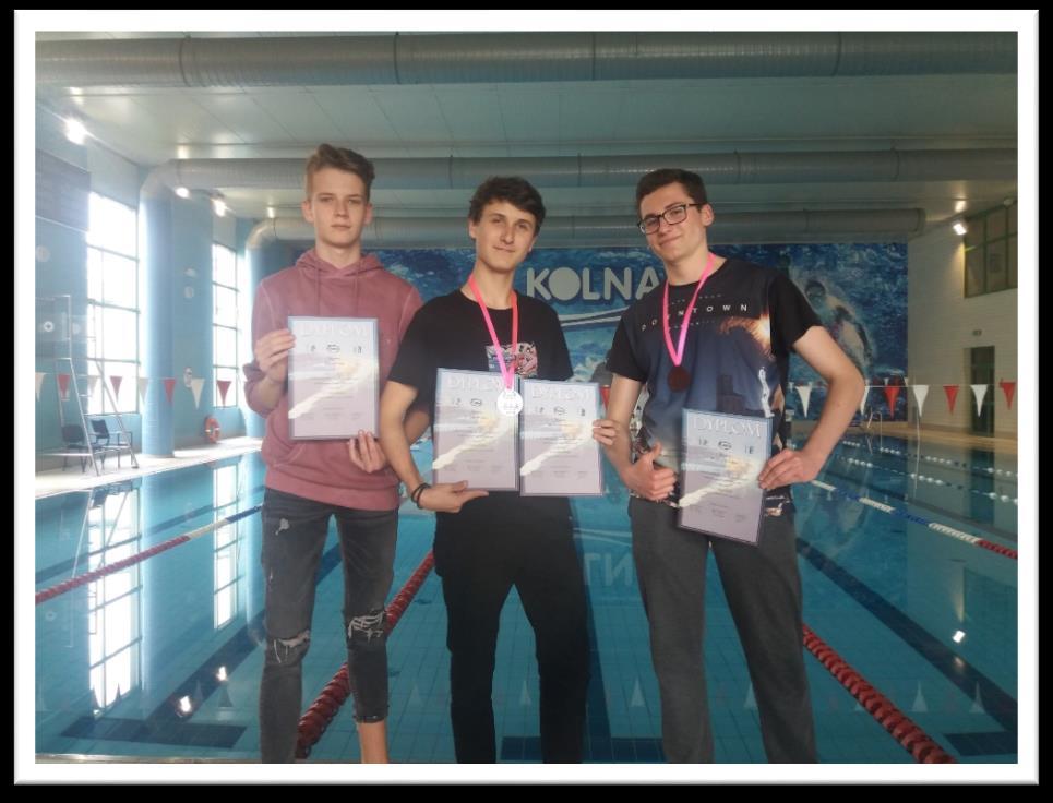 XXI Zawody Sportowe Krakowskich Niepublicznych Szkół Podstawowych i Gimnazjów w Pływaniu konkurencja dziewczęta, rocznik 2008-2009 25 m styl grzbietowy XIII miejsce KAROLINA BIAŁAS uczennica klasy IV