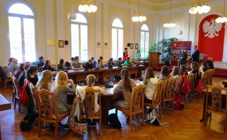 przesyła pozdrowienia dla rodziców za pomocą SMS. Następnie grupa niemiecka uczestniczyła w otrzęsinach klas pierwszych. Jako piraci musieli, m.in. zbudować morskiego potwora,,krakena, czy odszukać zaginiony skarb.