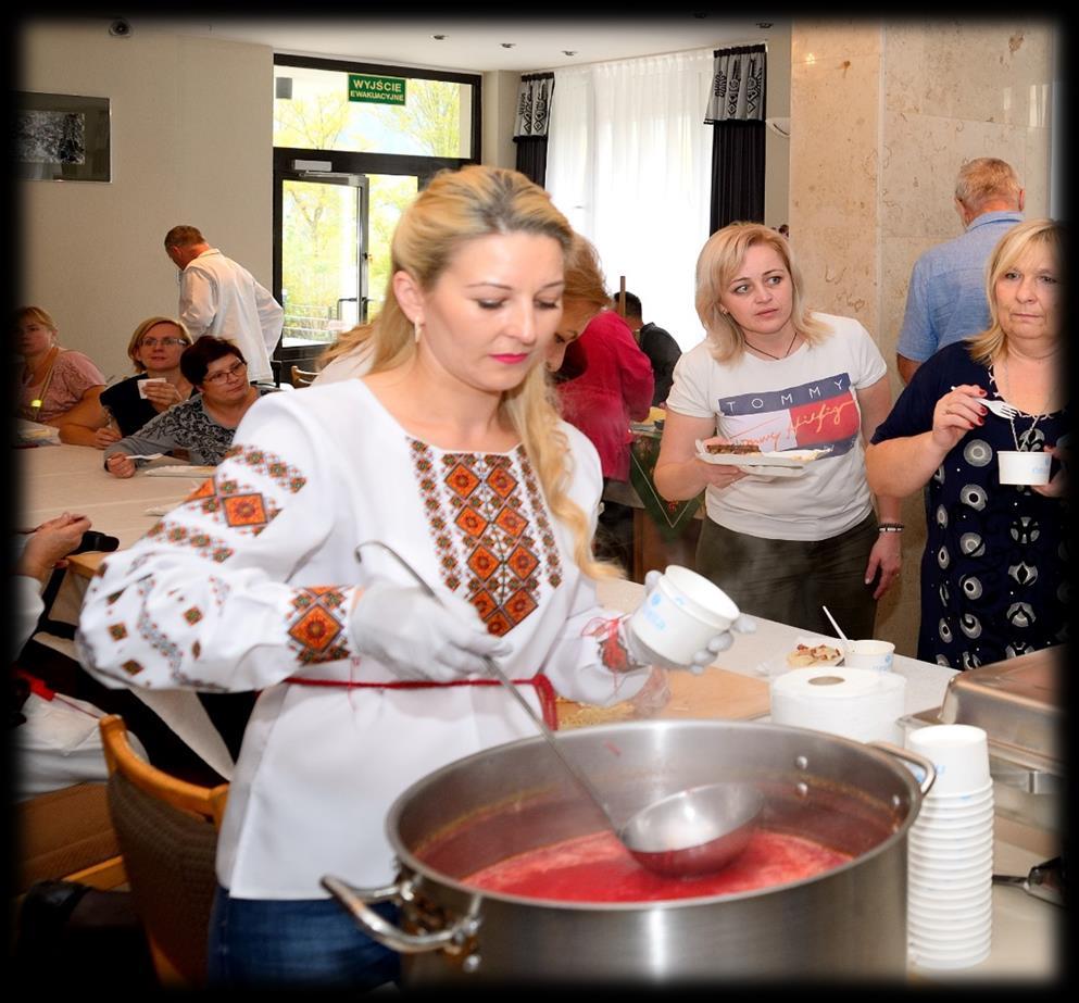 ZUPA BURACZANA W KUCHNI UKRAIŃSKIEJ Składniki 1 kg ziemniaków ½ kg kapusty białej 2 cebule 3 marchewki 2 słodkie papryki 1 kg wędzonych żeberek sól, pieprz do smaku Wszystkie warzywa drobno pokroić