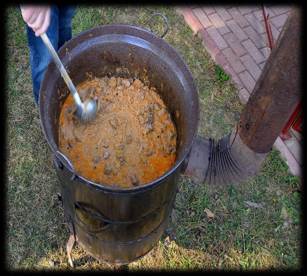 HOVADZI KOTLIKOVY GULAŚ WOŁOWY GULASZ KOCIOŁKOWY WARZONY W KOTLE NA OGNISKU 25 kg mięsa wołowego bez kości, 15 kg ziemniaków 5 kg białej cebuli, 5 kg pomidorów 3 kg papryki zielonej i czerwonej, 5 kg