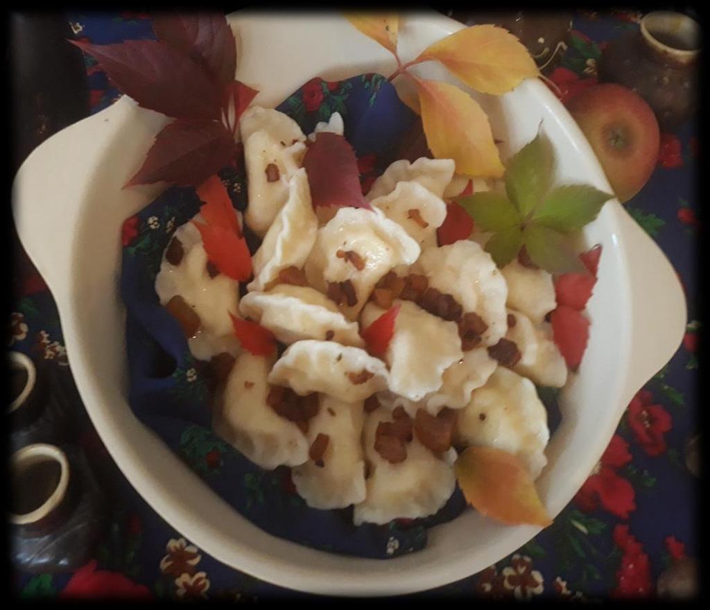 PIEROGI ŁEMKOWSKIE Ciasto : 1kg mąki pół szklanki oleju ciepła woda do wyrabiania ciasta Z podanych składników wyrobić ciasto następnie go rozwałkować, pokroić na krążki.