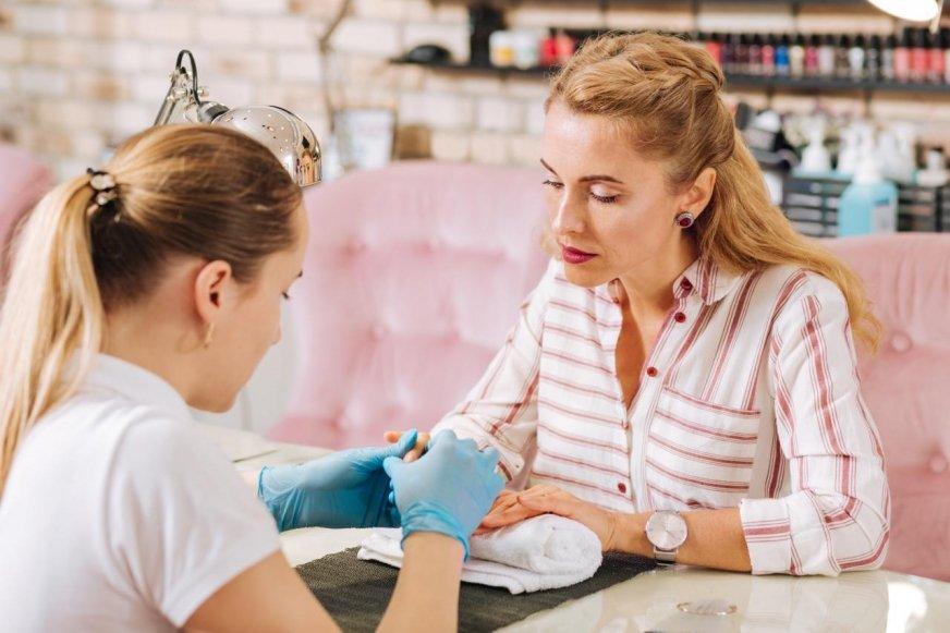 Manicure hybrydowy to lider usług w salonach kosmetycznych data aktualizacji: 2019.03.08 Do salonów urody Polki najczęściej umawiają się na manicure hybrydowy, strzyżenie i przedłużanie paznokci.