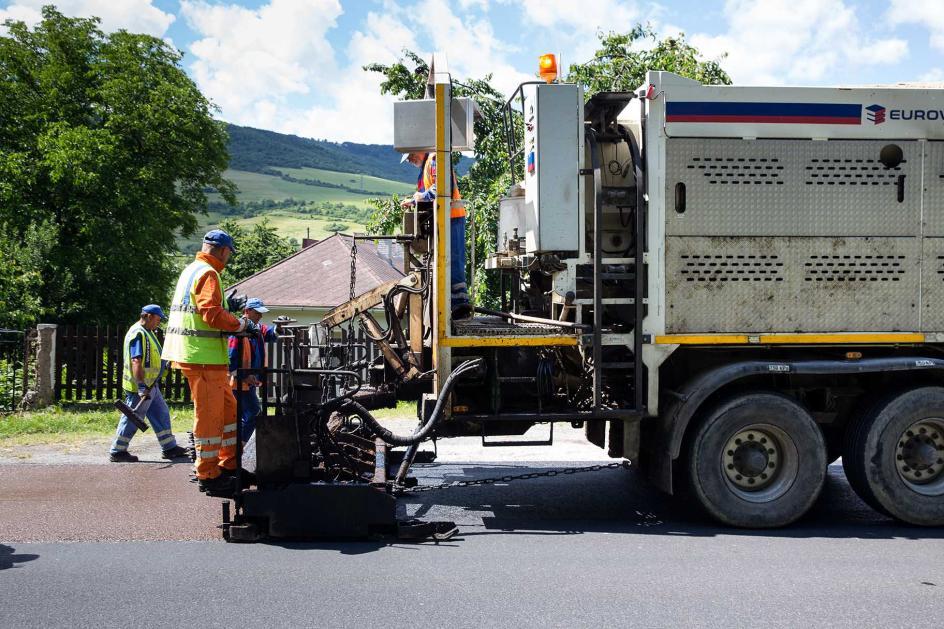 Co to jest GRIPFIBRE? Gripfibre to cienki dywanik mineralno- emulsyjny używany w celu odnowy właściwości powierzchniowych warstw ścieralnych.