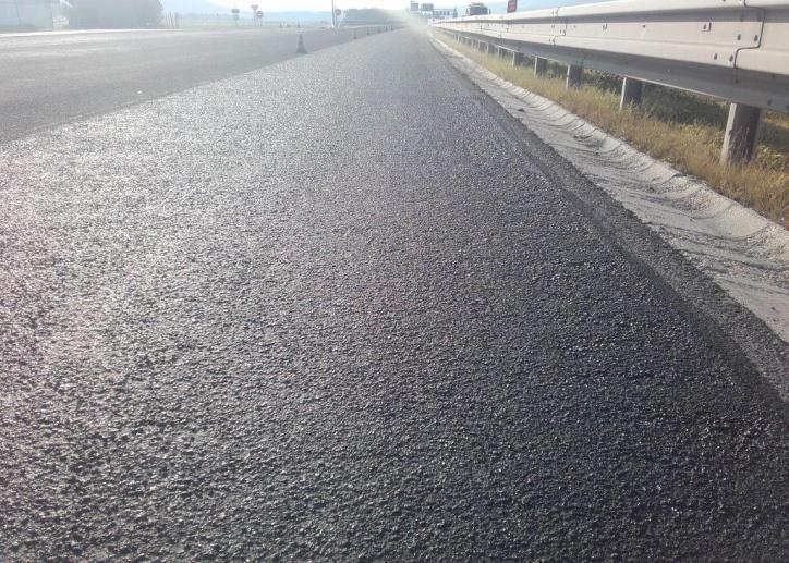GRIPFIBRE to nawierzchnia 2 warstwowa I warstwa - wyrównawcza Uziarnienie mieszanki kruszywa 0/5 mm Emulsja na bazie asfaltu