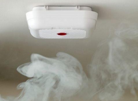 (Czujki dymu są w stanie wykryć nawet minimalne ilości szkodliwych oparów, dzięki czemu mogą w porę ostrzec o zaistniałym zagrożeniu.