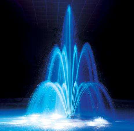 Fleur de lis - Królewska Lilia Trzy pozioowy, kwiecisty wzór przejrzystej wody tworzony jest przez dysze fontannowe typu Fleur de Lis (Królewska Lilia).