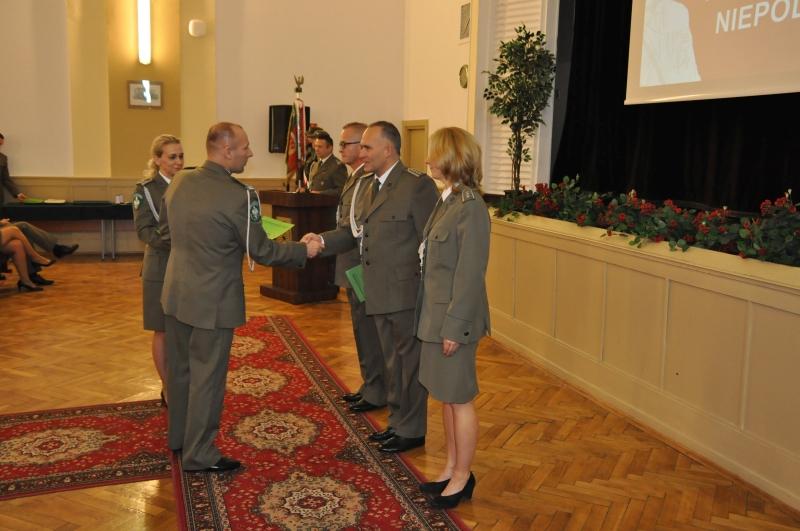 W uznaniu zasług wnoszonych na rzecz Centralnego Ośrodka Szkolenia Straży Granicznej, za sumienne pełnienie służby i szczególny wkład w proces dydaktyczny Szkoły, a także za wzorowe wykonywanie