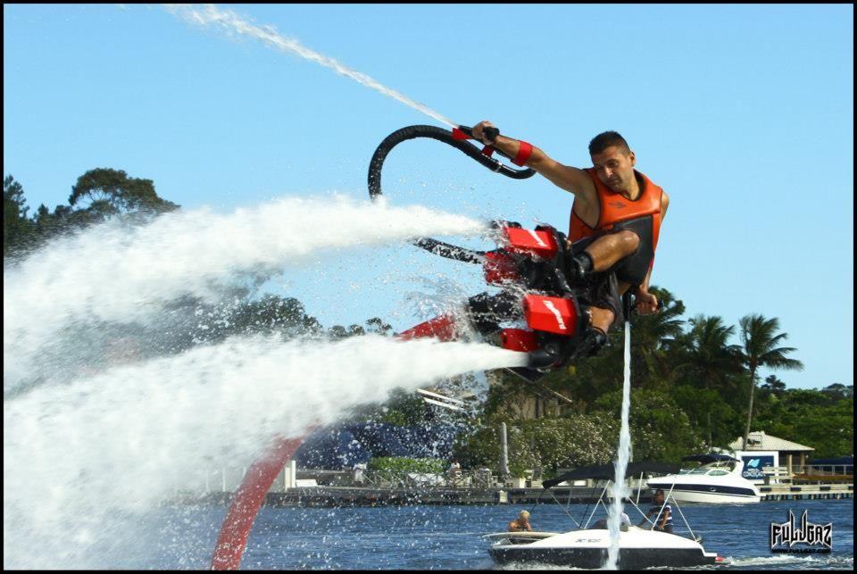 Flyboard Jeszcze do niedawna flyboard, a więc wykonywanie akrobacji na specjalnym urządzeniu zasilanym strumieniem wody, można było spotkać wyłącznie nad morzem.