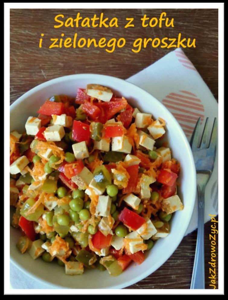 SAŁATKA Z TOFU I ZIELONYM GROSZKIEM 1 kostka wędzonego tofu (180g) 1 czerwona papryka 2 kiszone ogórki 1/2 puszki zielonego groszku 1 marchewka 1 łyżka oleju 1. Tofu, paprykę, ogórki pokrój w kostkę.