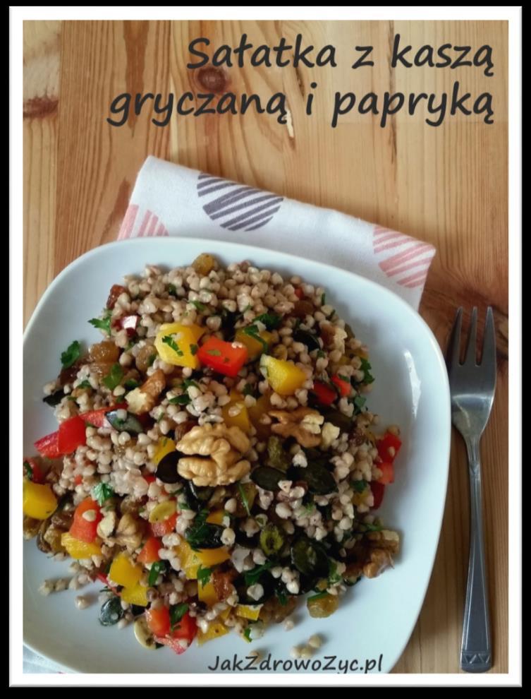 SAŁATKA Z KASZĄ GRYCZANĄ I PAPRYKĄ 1 szklanka kaszy gryczanej 1/2 czerwonej papryki 1/2 żółtej papryki 1/2 szklanki rodzynek 1/2 pęczka natki pietruszki 3 łyżki pestek dyni 2 łyżki orzechów włoskich