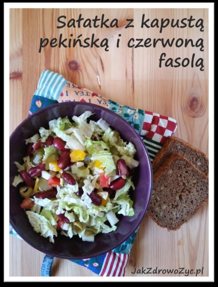 SAŁATKA Z KAPUSTĄ PEKIŃSKĄ I CZERWONĄ FASOLĄ 3 duże liście kapusty pekińskiej 1/3 żółtej papryki 1 mały pomidor 1 kiszony ogórek 8 oliwek 1/2 puszki czerwonej fasoli 2 łyżki oleju rzepakowego (lub