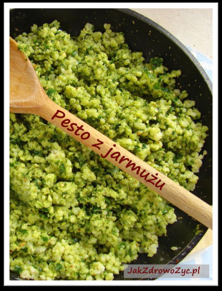 KASZA JAGLANA Z PESTO Z JARMUŻU 1 i 1/2 szklanki ugotowanej kaszy jaglanej 2 szklanki pociętego na paski świeżego jarmużu 1/2 szklanki orzechów nerkowca 1/4 szklanki oleju skórka otarta z cytryny 2