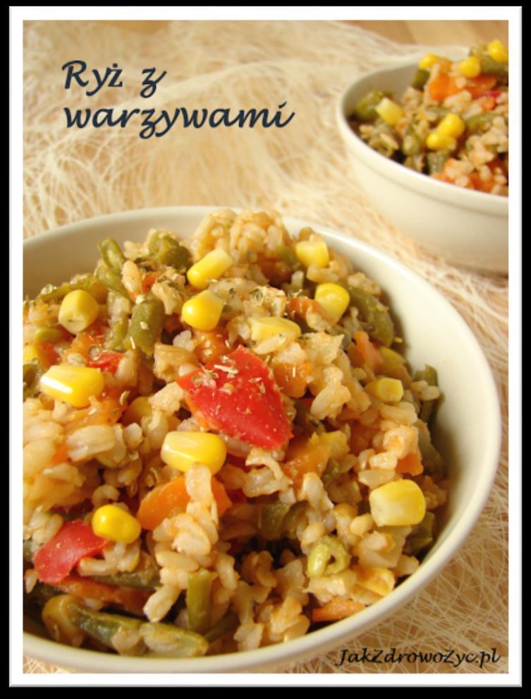 RYŻ Z WARZYWAMI 250 g brązowego ryżu 1 cebula 1 duża marchewka 500 g fasolki szparagowej (może być mrożona) 1 czerwona papryka (może być mrożona) 1/2 puszki kukurydzy 2 łyżki koncentratu pomidorowego
