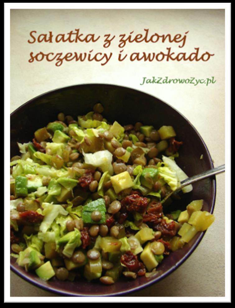 SAŁATKA ZIELONĄ SOCZEWICĄ I AWOKADO 1 szklanka ugotowanej zielonej soczewicy 1/2 dużego awokado 3 suszone pomidory 1 kiszony ogórek kilka liści sałaty rzymskiej 2 łyżki oleju z pomidorów szczypta