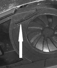 Szlifierka VSD703 wyposażona została w prosty mechanizm wymiany taśmy. Przed wymianą taśmy należy ściągnąć worek na pył, lub odłączyć urządzenie odsysające. Ściągnięty worek oczyścić.