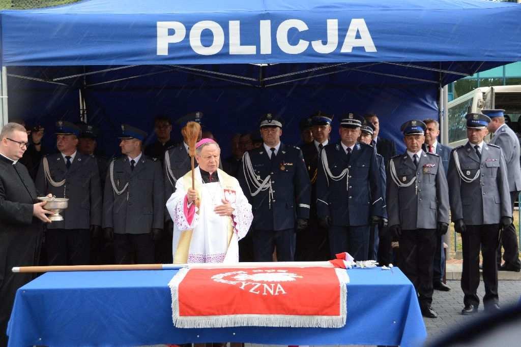 STRONA 2 Dla upamiętnienia tego historycznego wydarzenia ceremonię dopełniło symboliczne wbicie gwoździ honorowych w drzewiec sztandaru. Złożono również podpisy w księdze pamiątkowej.