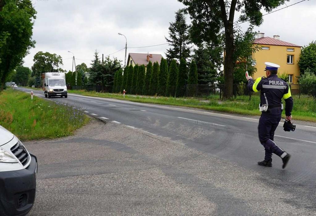 mandatów karnych...szkolili kierowców z pierwszej pomocy. Działania prowadzone były w związku z akcją Kaskadowy pomiar prędkości".