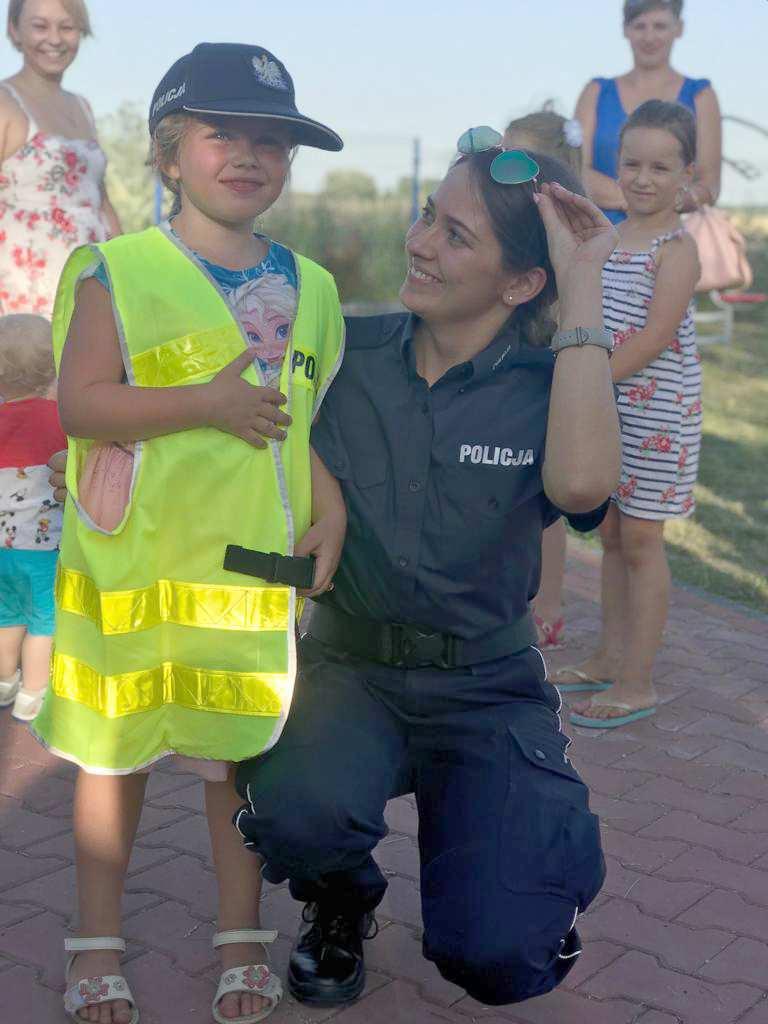 STRONA 8 Policjanci na festynie w Woli Gałeckiej Policjanci z przysuskiej komendy uczestniczyli w festynie rodzinnym w Woli Gałeckiej, propagując bezpieczeństwo podczas letniego wypoczynku, w ramach