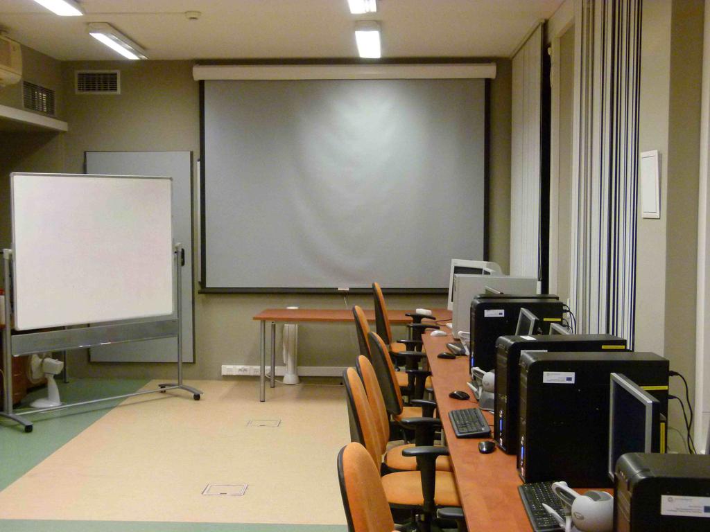 Stereoprojektory z polaryzatorami, ekran o powierzchni nie zmieniającej stanu polaryzacji swiatła, stanowisko robocze z urządzeniem haptycznym i z dwoma monitorami konwencjonalnym