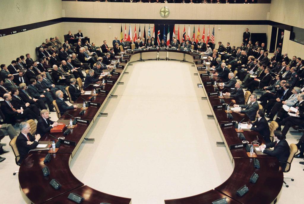 Posiedzenie przedstawicieli państw-członków NATO po ceremonii podniesienia flag polskiej, czeskiej i węgierskiej przed Kwaterą Główna NATO, 16 marca 1999 r., fot. NATO Press Service 1.