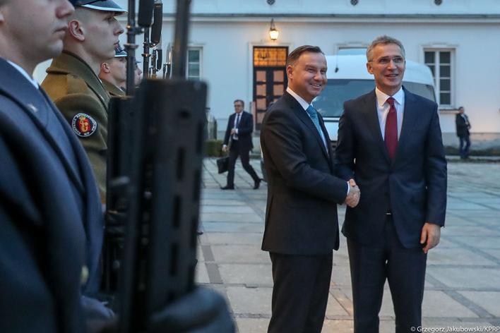 właśnie to połączenie roli sojuszu w strategii państwa rządzonego przez różne partie oraz polityków ze społecznym zaakceptowaniem wszelkich plusów i minusów Paktu.