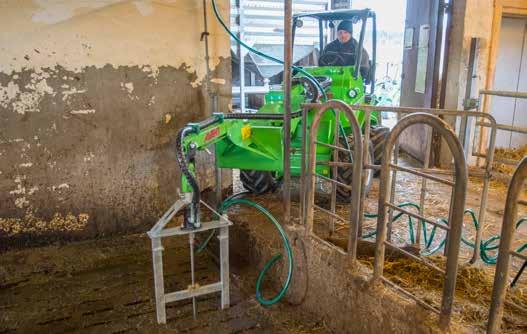 Wymiary mieszadła (25 mm grubości i 490 szerokości) umożliwiają jego wsunięcie poprzez listwy posadzkowe do zbiornika. Głębokość robocza wynosi 1,5 m.