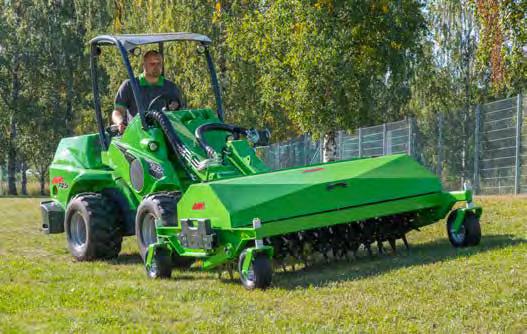 Wertykulator Avant jest urządzeniem mechanicznym - podczas jazdy ładowarki w przód, ostrza wentylatora obracają się na wale wykonując otwory w trawniku.