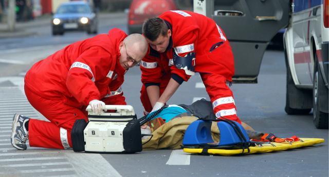 Koszty ponoszone przez budżet państwa z tytułu wypadków Łączny koszt wypadków z słupami i konstrukcjami znaków drogowych Koszt
