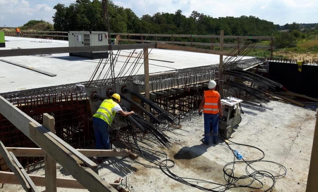 Dalsze omówienie tematyki związanej ze stratami sprężania zostanie odniesione do technologii napinanych cięgien. Jest to metoda najczęściej stosowana w mostownictwie. Rys. 1.
