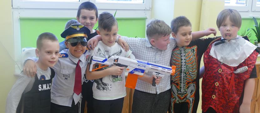 Koleżanki przebrały się za Śpiącą Królewnę, Babę Jagę, czarownicę. Podobała mi się dekoracja sali. Były różnokolorowe balony, niektóre miały buźki. Były też kolorowe łańcuchy.