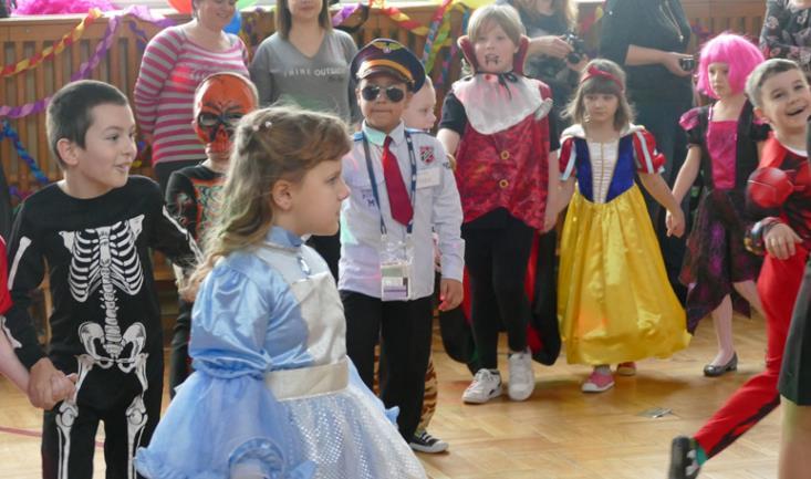 Spódnica była żółta, góra niebieska, a rękawki czerwone. Na głowie miałam czerwoną opaskę. Bawiłam się świetnie.