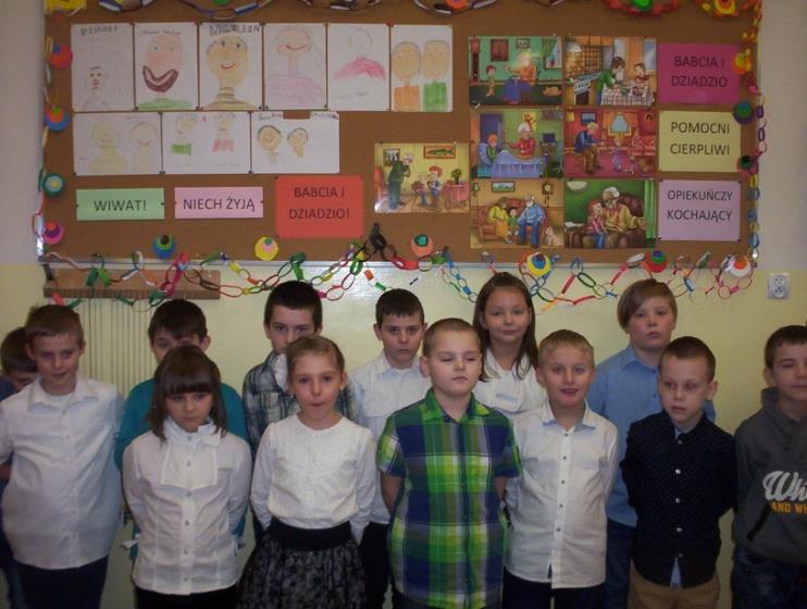 Po kolędowaniu zaczęło się przedstawienie. Śpiewaliśmy piosenki i mówiliśmy wiersze. Na końcu był słodki poczęstunek.