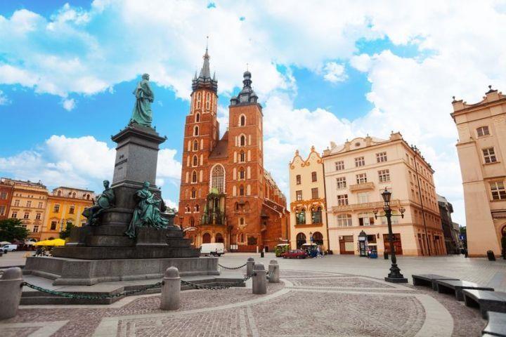 Po przyjeździe zwiedzanie: Ostrów Tumski z Katedrą św. Jana, spacer do Rynku: piękne kamieniczki, gotycki ratusz. Spektakl w Panoramie Racławickiej. Przejazd do hali stulecia, grające fontanny. Obiad.