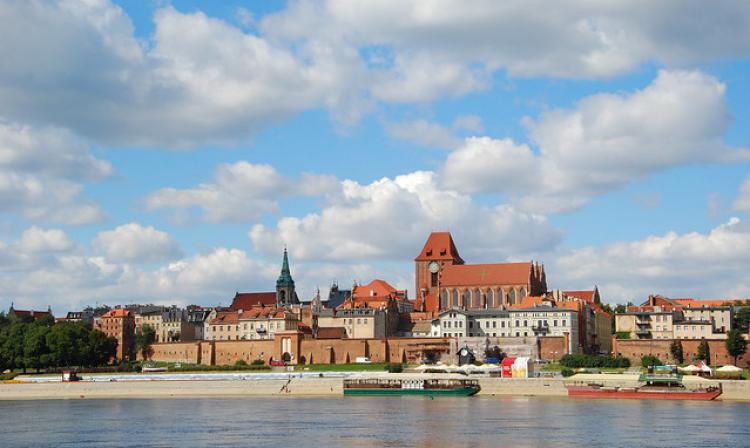 Cena: 100 zł obejmuje przejazd autokarem, usługi pilota i przewodnika. Dodatkowo płatne: obiad i bilety wstępu. WEEKEND W BARANOWIE SANDOMIERSKIM I DZIEŃ: Wyjazd do Baranowa Sandomierskiego o 23:00.