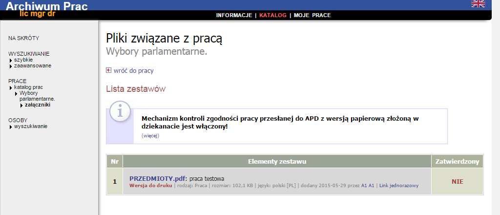 pracą, tuż poniżej tytułu