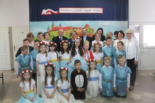 Kierownik Gminnej Biblioteki Publicznej w Łysych przeczytała tego dnia zebranym na uroczystości legendę O Lechu,