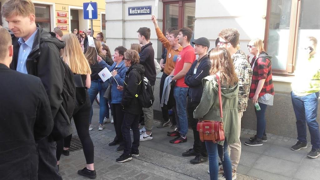 Pojedynczy uczestnicy Marszu pokazywali kontrdemonstrantom środkowy palec.
