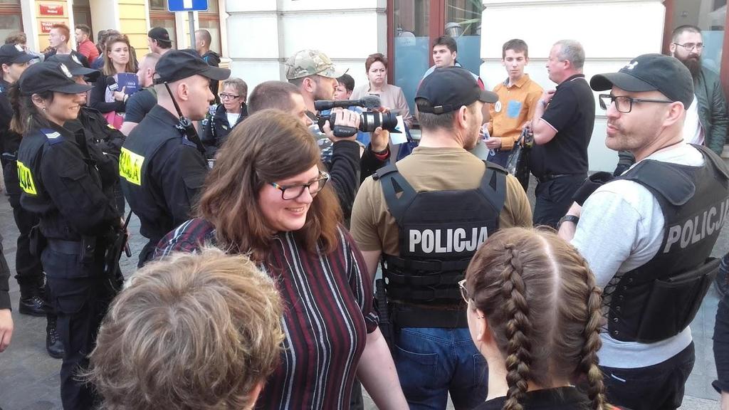 próbowali sobie wzajemnie wyrwać plakaty. Policja bardzo szybko odgrodziła obu mężczyzn od siebie.