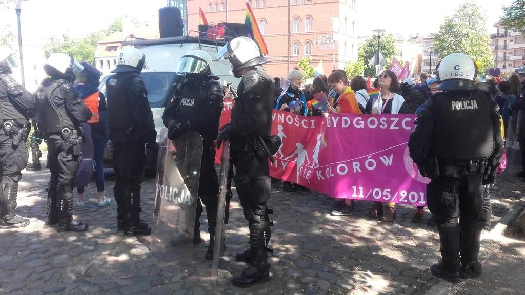 ZABEZPIECZENIE ZGROMADZENIA Zgromadzenie zabezpieczali funkcjonariusze z oddziałów prewencji i ruchu drogowego (między 200 a 300 funkcjonariuszy) i Straż Miejska Bydgoszczy (około 12 funkcjonariuszy).
