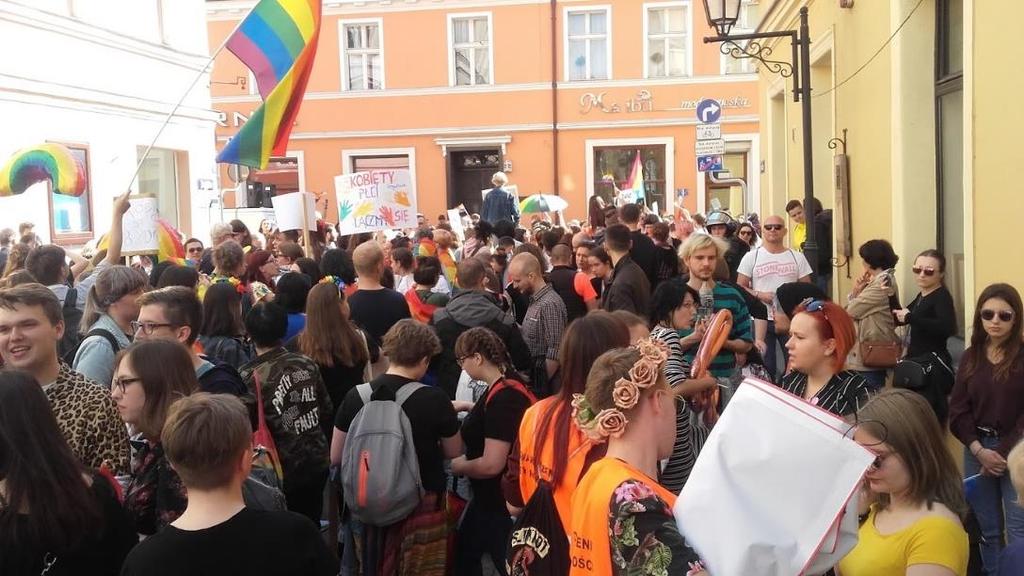 chorągiewkami. Dziękowano również mediom za towarzyszenie Marszowi (zaobserwowano reporterów Radio Eska, Radia PiK i regionalnej TVP3 z Bydgoszczy, Gazety Wyborczej).