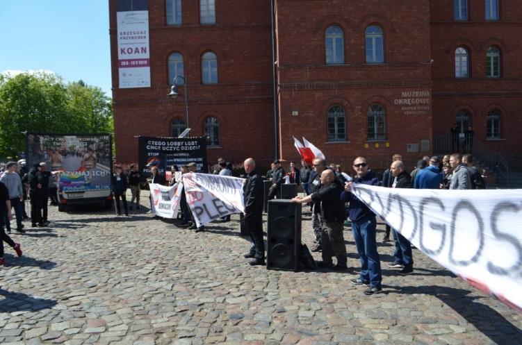 przemieściły się z miejsca wyznaczającego początek Marszu w okolice miejsca jego zakończenia.