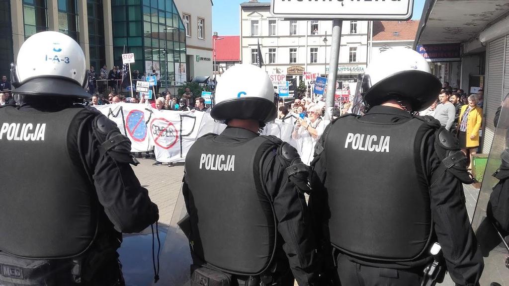 15:34, kordon Policji odgradzający kontrdemonstrację od Marszu, przejście między budynkami między ulicami Grudziądzką (na wysokości budynku nr 5) oraz Poznańską W przejściu między budynkami pomiędzy