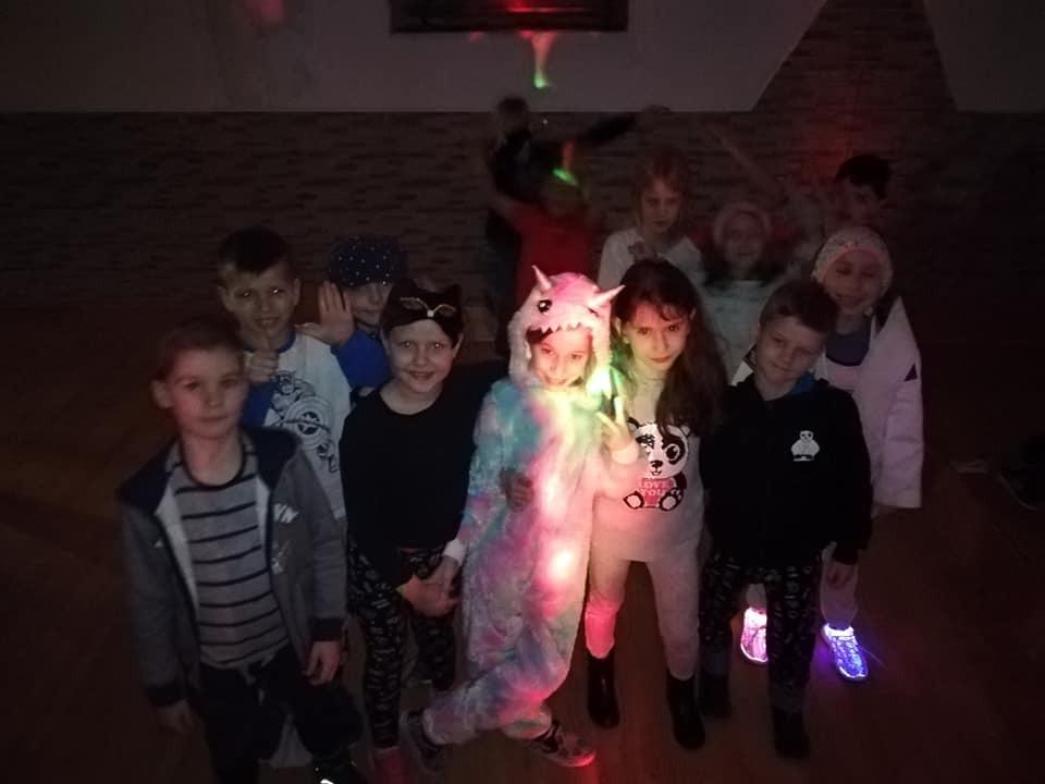 EKSTRA DYSKOTEKI Nasze obozowe dyskoteki są już "legendarne". W trakcie obozu organizujemy dwie dyskoteki w tym jedna jako bal przebierańców.