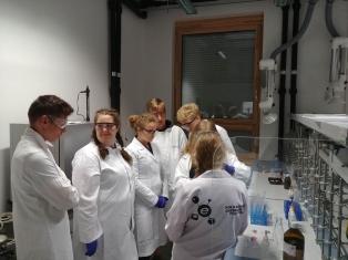 Z ŻYCIA WYDZIAŁU W dniach 17-18 czerwca w ICh odbyły się warsztaty Akademia młodego chemika, w których wzięło udział 30 uczniów z Zespołu Szkół Ogólnokształcących i Zawodowych w Ciechanowcu.