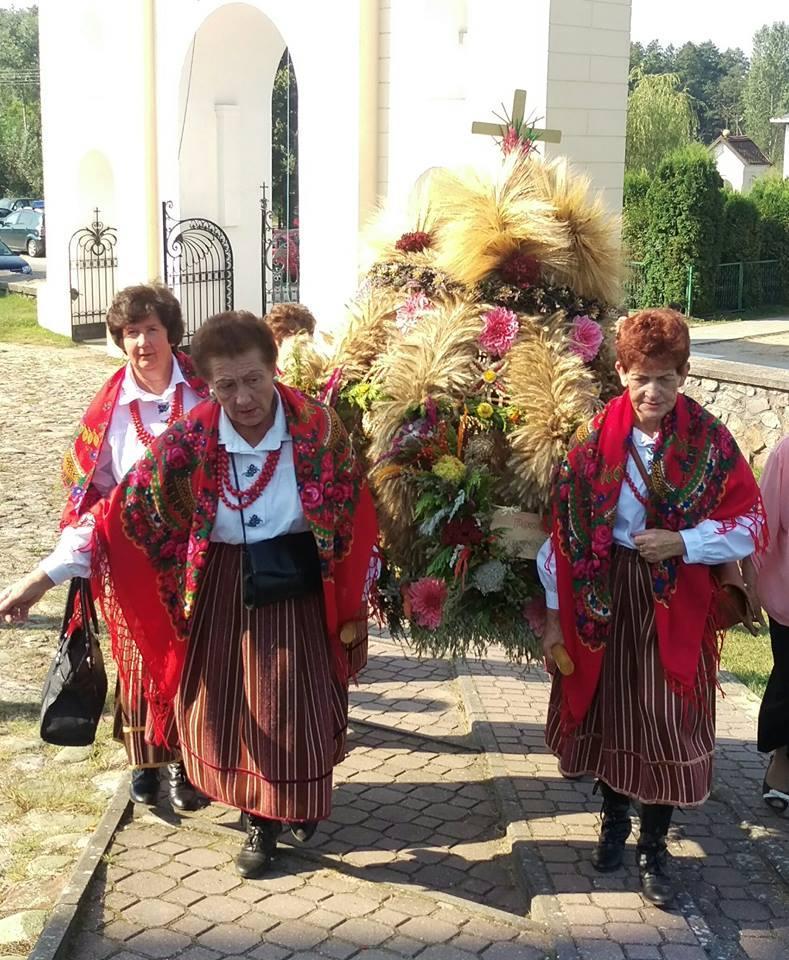 Nasze koleżanki z zespołu Sadowianki również uczestniczyły w tych uroczystościach prezentując nagrodzony na wojewódzkich